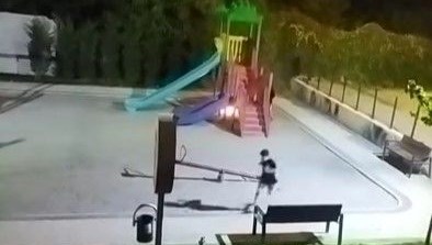 bursada iki cocuk oyun parkini atese verdi E4tYZOYu