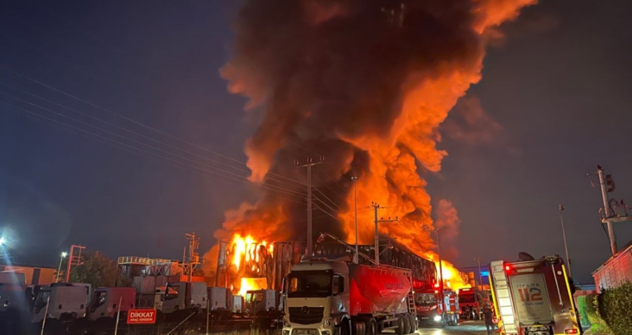 kocaeli lojistik deposunda yangin ekipler mudahale ediyor G3RIPhbO