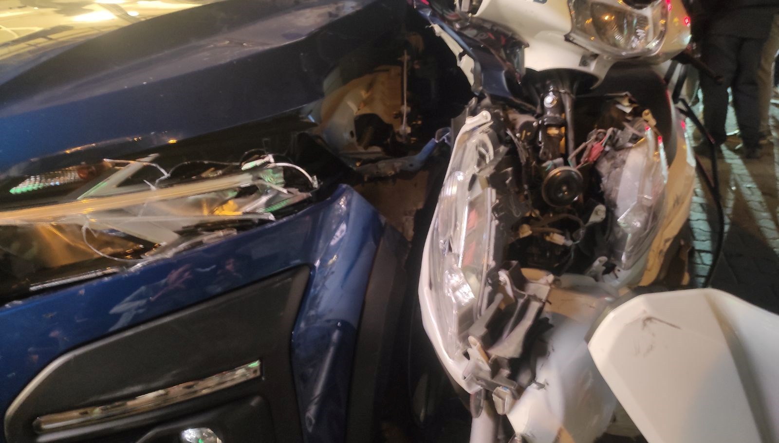 otomobiller ve motosikletlerin kazasi 2 yarali FdqkhKkO