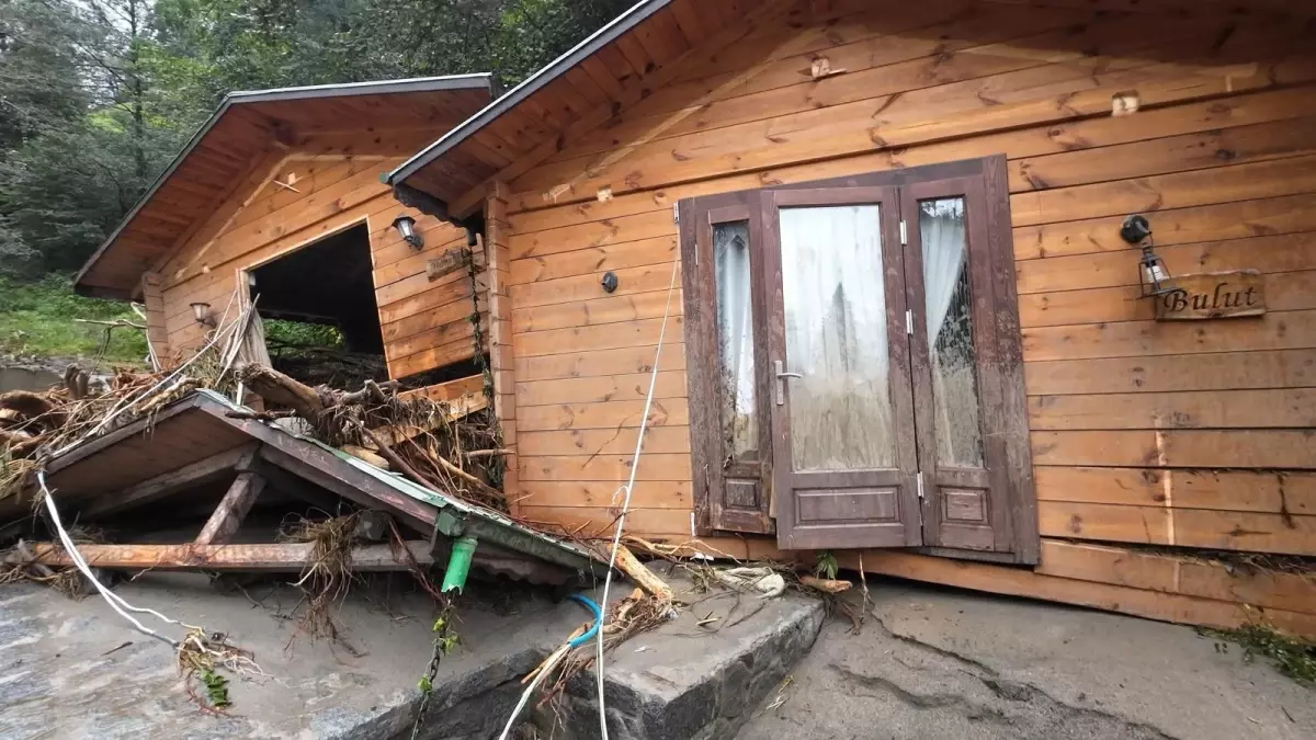 sel felaketi is makineleri devrildi bungalovlar yikildi RiFh5wjb