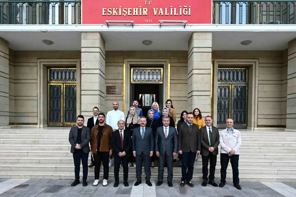 eskisehirde basin mensuplarina kart toreni HkGeCG16.jpg