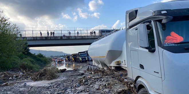 hatayda saganak sele yol acti caddeler gole dondu otoyol kapandi 8xwPdZr2.jpg