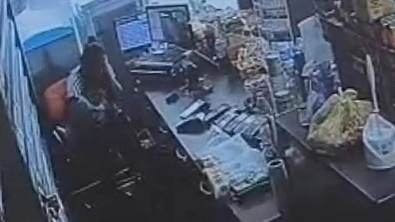 manisada eski es dehseti kucagindaki bebege aldirmadan defalarca bicakladi pjOlyWyU