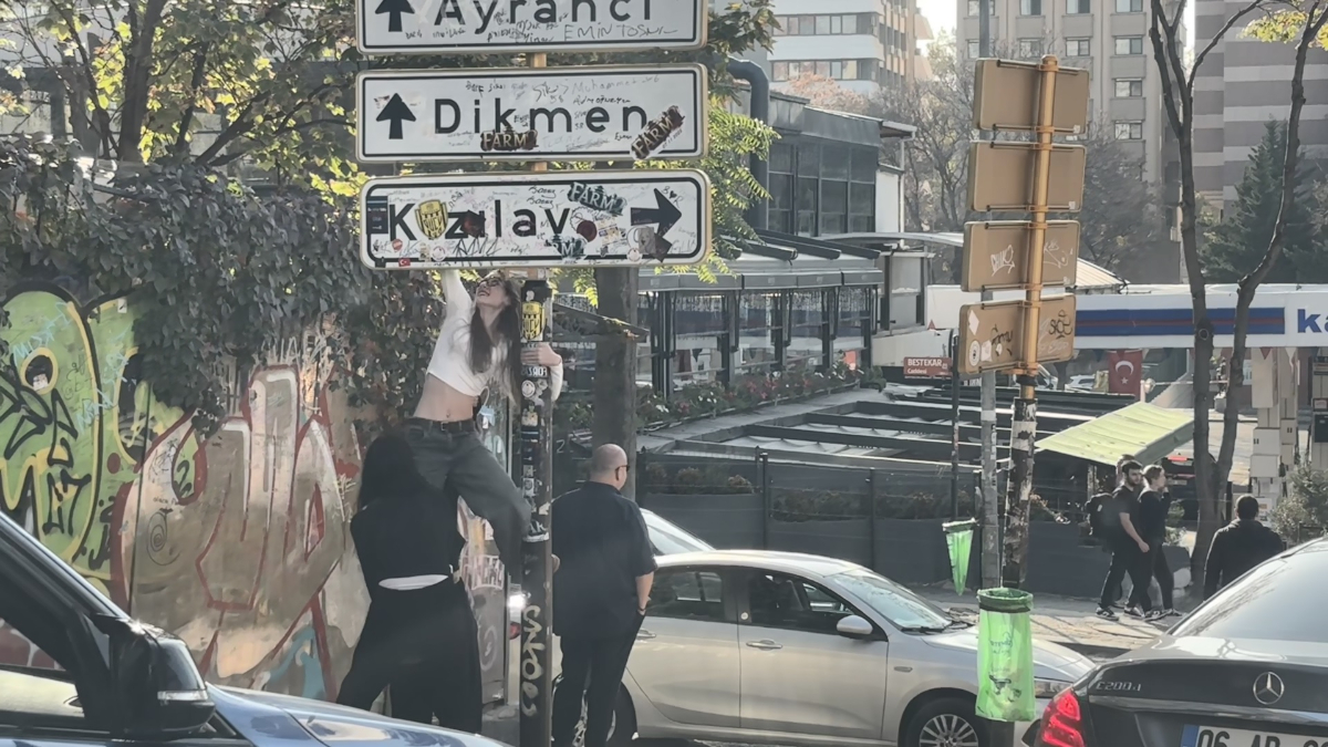 ankarada calinan kizilay tabelasinin yerine yenisi takildi polis bolgede onlemlerini artirdi EueerB91.jpg