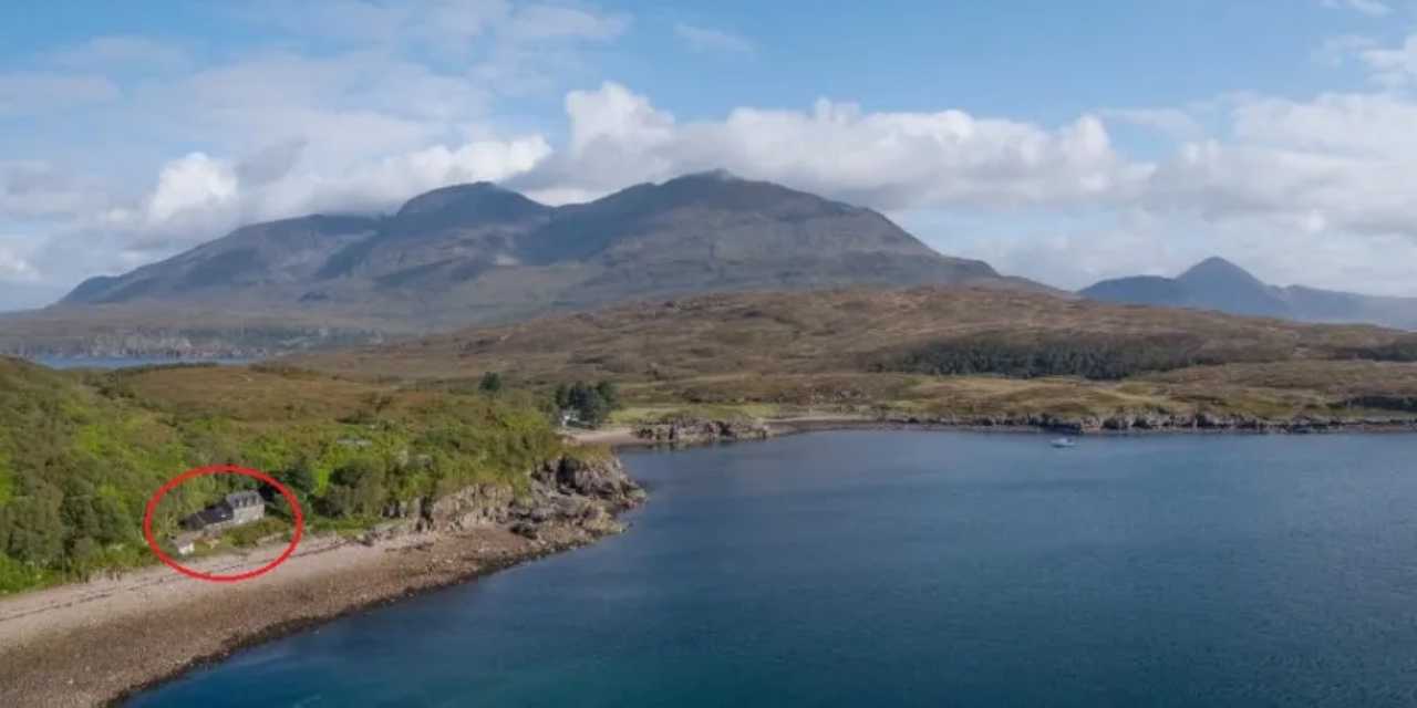 Kızıl Geyiklerin ve Soay Koyunlarının Yaşadığı Eşsiz Ada, Devasa Eviyle Satışta