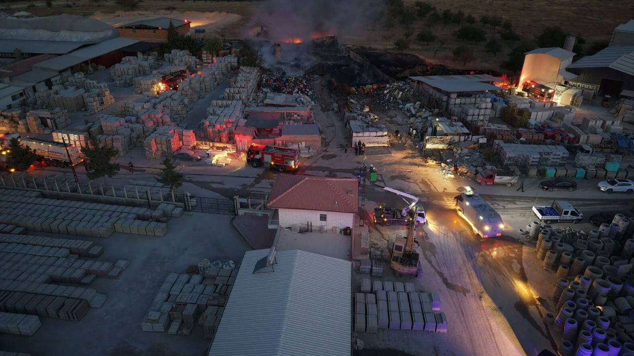 Hurda geri dönüşüm alanında yangın paniği: 3 saatte söndürüldü Haber gorseli